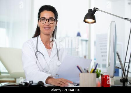 médecin femme dans son bureau Banque D'Images