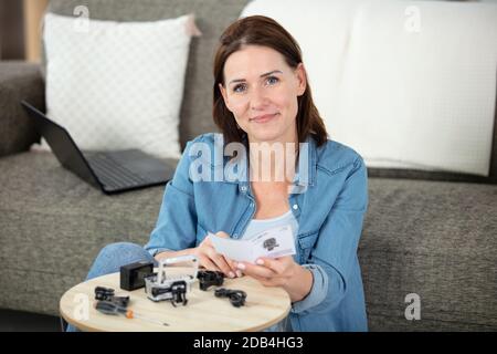 femme nettoyant l'objectif d'un appareil photo avec une brosse Banque D'Images