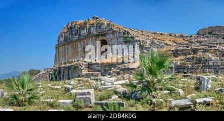 Les ruines d'un ancien théâtre dans la ville grecque de Miletus en Turquie lors d'une journée d'été ensoleillée Banque D'Images