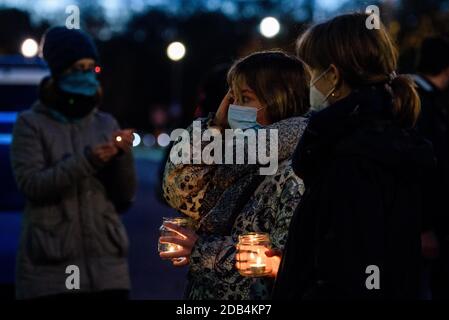 Allemagne, Berlin, 16 novembre 2020 : des manifestants tenant des bougies peuvent être vus devant la représentation de l'État de Hesse lors d'un rassemblement contre le défrichement de la forêt de Dannenroeder à Hesse (allemand : Hesse). Les groupes environnementaux exigent un arrêt immédiat à la construction de l'autoroute A49 prévue après qu'un activiste est tombé d'un trépied de trois à quatre mètres de haut le matin du 15 novembre, 2020 une corde de sécurité a été coupée pendant l'opération policière en cours d'évacuation dans la forêt de Dannenroeder. (Photo de Jan Scheunert/Sipa USA) Banque D'Images