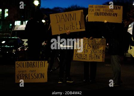 Allemagne, Berlin, 16 novembre 2020 : des manifestants brandissant diverses bannières devant la représentation de l'État de Hesse lors d'un rassemblement contre le défrichement de la forêt de Dannenroeder à Hesse (allemand : Hesse). Les groupes environnementaux exigent un arrêt immédiat à la construction de l'autoroute A49 prévue après qu'un activiste est tombé d'un trépied de trois à quatre mètres de haut le matin du 15 novembre, 2020 une corde de sécurité a été coupée pendant l'opération policière en cours d'évacuation dans la forêt de Dannenroeder. (Photo de Jan Scheunert/Sipa USA) Banque D'Images