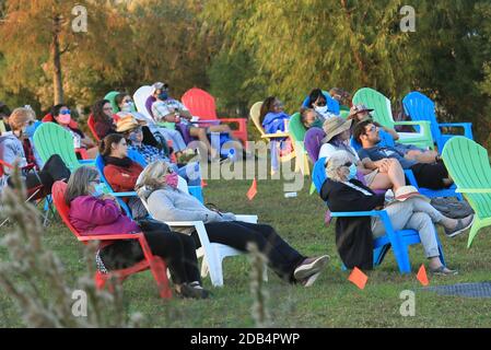 La Nouvelle-Orléans, États-Unis. 15 novembre 2020. Les gens regardent un film en plein air lors du 31e Festival du film de la Nouvelle-Orléans à la Nouvelle-Orléans, Louisiane, États-Unis, le 15 novembre 2020. Le festival du film se déroule du 6 au 22 novembre à la Nouvelle-Orléans. Les gens peuvent regarder des films sur son cinéma virtuel et sa programmation en plein air. Credit: LAN Wei/Xinhua/Alay Live News Banque D'Images