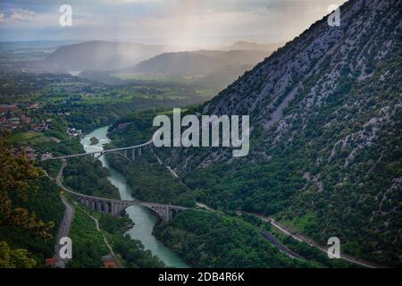 Photo de Sveta gora comme vue aérienne de deux ponts Solkan Acros Soca sous le mont Sabotin peu après la pluie. Regardez les deux côtés de l'Italo Slovene Bor Banque D'Images