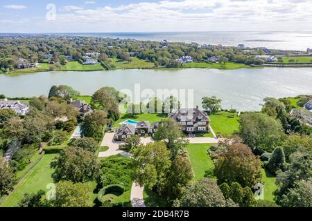 Vue aérienne du grand domaine de Southampton sur le lac Agawan dans la section du domaine de Southampton, NY Banque D'Images