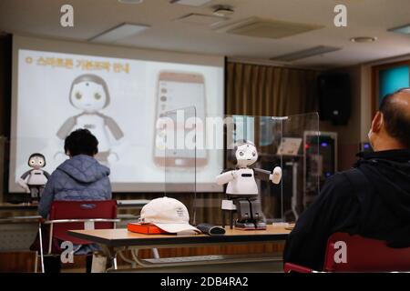 Séoul, Corée du Sud. 16 novembre 2020. Les participants à un programme d'éducation apprennent à connaître LIKU, un facilitateur d'enseignement robotique, dans un centre de protection des citoyens senior du district de Yangcheon de Séoul, Corée du Sud, 16 novembre 2020. Le Gouvernement métropolitain de Séoul collabore avec la Seoul Digital Foundation pour promouvoir l'éducation numérique pour les personnes âgées à Séoul, qui fait également partie de l'initiative de promotion et d'approvisionnement des robots du Ministère du commerce, de l'industrie et de l'énergie de la Corée du Sud. Crédit: Wang Jingqiang/Xinhua/Alay Live News Banque D'Images