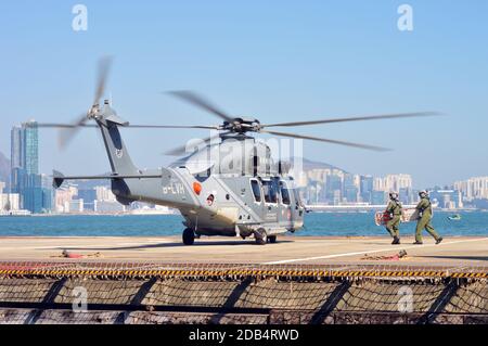 Les aviateurs du service de vol du gouvernement retournent un brancard à un hélicoptère Airbus H175 après un largage médical à l'héliport de Wanchai, à Hong Kong Banque D'Images