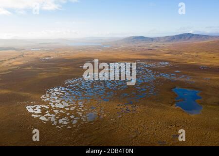 Vue aérienne des bassins de tourbières dans une tourbière en couverture à la réserve de Forsinard RSPB, Flow Country, nord de l'Écosse, automne. Banque D'Images