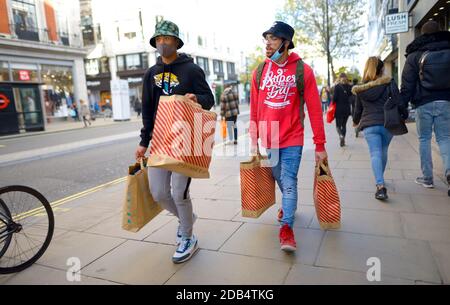 Londres, Angleterre, Royaume-Uni. Shopping dans le West End pendant la pandémie de COVID, novembre 2020 Banque D'Images