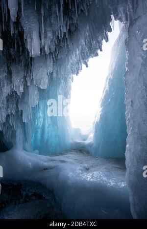 Une grotte de glace fait des beckons sur le lac Baikal, le plus ancien et le plus profond lac d'eau douce au monde, situé en Sibérie. Banque D'Images