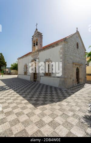 Église orthodoxe de l'est et cour près de la plage de Kamari à Gerani, municipalité de Rethymno, Crète, Grèce Banque D'Images