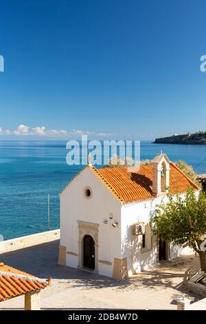 Une église orthodoxe de bord de mer près de la plage de Kamari à Gerani, dans la municipalité de Rethymno, Crète, Grèce Banque D'Images
