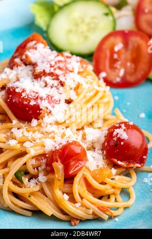 pâtes spaghetti avec tomates cerises Banque D'Images