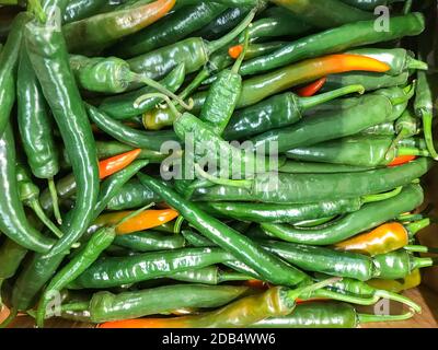 Piments verts crus. Une alimentation saine et fraîche. Banque D'Images