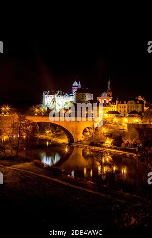 Vue de nuit sur une ville Loket et le château de Loket (Hrad Loket, Burg Elbogen), château imprégnable sur un rocher massif, illuminé par des lampes de rue. spo Tourist Banque D'Images