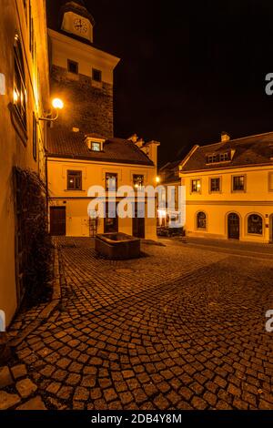 Vue de nuit sur une ville Loket et le château de Loket (Hrad Loket, Burg Elbogen), château imprégnable sur un rocher massif, illuminé par des lampes de rue. spo Tourist Banque D'Images