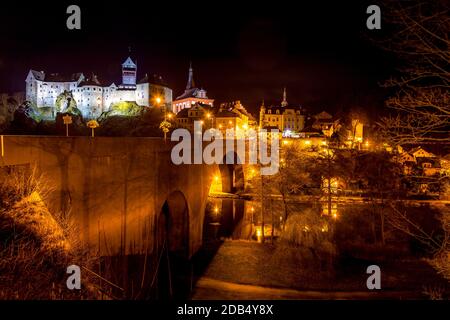 Vue de nuit sur une ville Loket et le château de Loket (Hrad Loket, Burg Elbogen), château imprégnable sur un rocher massif, illuminé par des lampes de rue. spo Tourist Banque D'Images