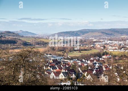 Petit village au milieu de la campagne allemande, avec des collines, forêts, champs et prés Banque D'Images