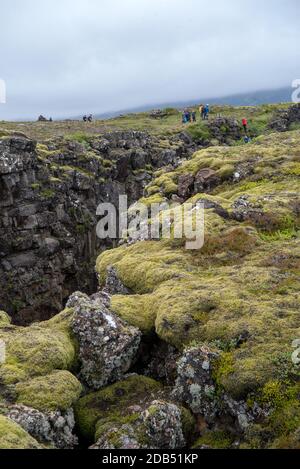 Þingvellir, Islande - Juillet 19, 2017 : les gens marcher dans une ligne de faille, le Parc National de Thingvellir, Islande Banque D'Images