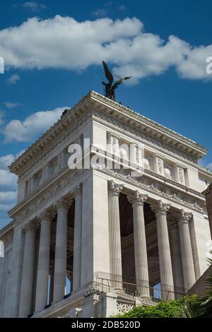 Temple en colonnes avec statues ailées en laiton sur le toit Banque D'Images