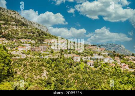 Beaucoup de maisons sur une colline surplombant Eze, France Banque D'Images