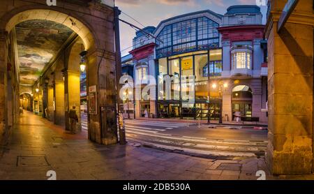 Marché du Mercado de la Ribera au crépuscule, Bilbao, pays basque, Espagne Banque D'Images