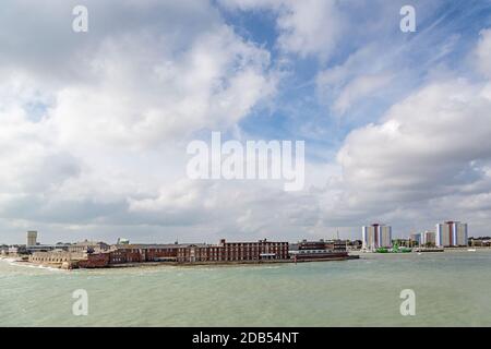 Portsmouth vue sur la mer depuis l'eau, Angleterre, Royaume-Uni Banque D'Images