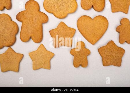 Pain d'épice hommes étoiles et flocons de neige non émaillés cookies fond de Noël Banque D'Images