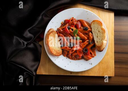 Sauce rouge pâtes avec pain à l'ail Banque D'Images