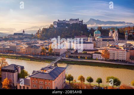 Salzbourg, Autriche. Image de paysage urbain aérien de Salzbourg, Autriche au beau lever de soleil d'automne. Banque D'Images