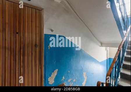 Russie, Moscou- 15 novembre 2019: Place publique de la chambre intérieure, porche. Portes, murs, couloirs Banque D'Images