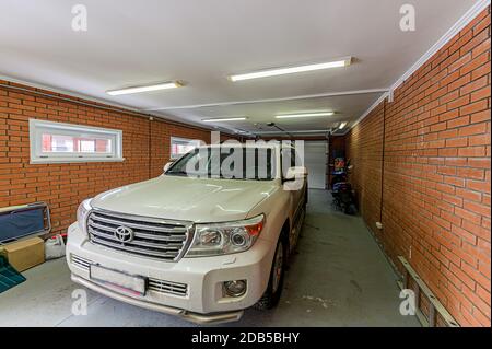 Russie, Moscou - 15 novembre 2019: Intérieur chambre lumineuse garage moderne voiture Banque D'Images