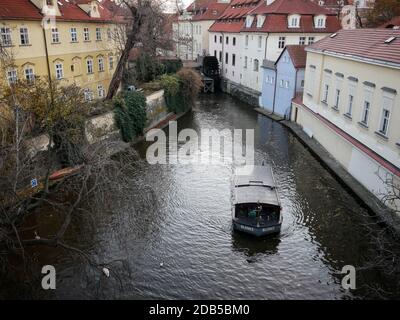 Vue d'un bateau dans une filiale de rivière sous le pont Charles, Prague photo de Julian Brown Banque D'Images