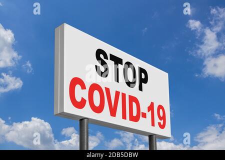 Message « Top Coronavirus » sur le grand panneau publicitaire. COVID-19 alerte bannière sur le ciel incroyable et nuages autour de lui. Éclosion de COVID-19. 2019 concept de Coronavirus, f Banque D'Images