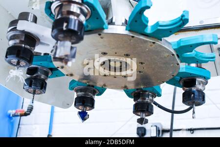 Détail des outils de coupe d'une machine CNC à grande vitesse dans une usine de plastique. Image adaptée aux brochures et bulletins industriels. Banque D'Images