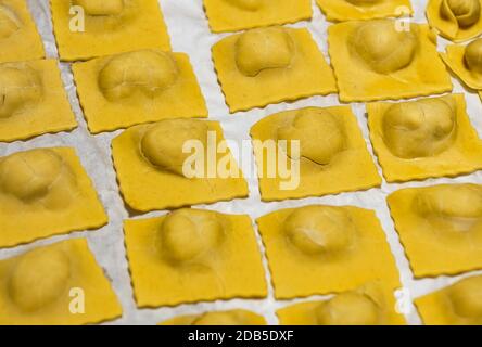 Une recette typique de la cuisine italienne : assiette de tortelli maison emilienne farcie aux épinards et à la ricotta et recouverte de parmesan. Restaurant din Banque D'Images