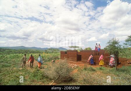 Des femmes d'une communauté de Maasai construisant une maison de terre ramée, Kadjiado, Kenya Banque D'Images