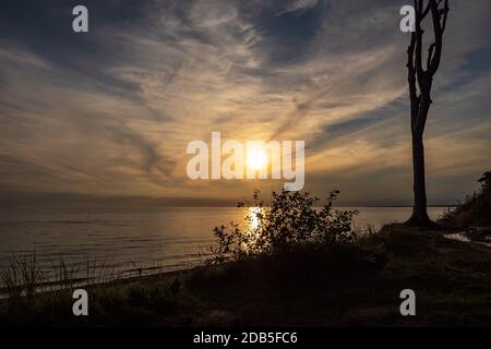 Coucher du soleil sur la côte de la mer Baltique à Nienhagen, Allemagne. Banque D'Images