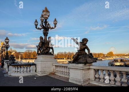 Paris, France - Novembre 2017 : vue depuis le pont Alexandre III à la Seine. Paris. France Banque D'Images