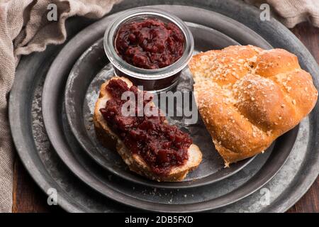 Pain sucré (challah) avec confiture de cerises Banque D'Images