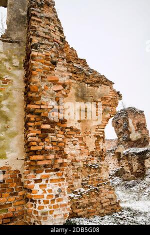 Vieilles briques orange d'argile dans un bâtiment abandonné en ruines de briques rouges, les ruines du château en Europe pendant la saison d'hiver Banque D'Images