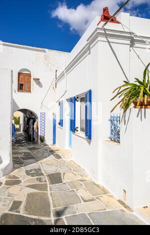 Vue sur une rue blanchie à la chaux à l'architecture grecque typique dans le village de Lefkes sur l'île de Paros, Cyclades, Grèce Banque D'Images