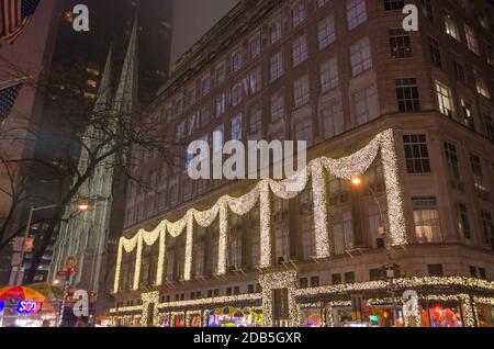 Exposition de lumière de Noël sur une immense façade du grand magasin à Manhattan. Cathédrale Saint Patrick à côté. New York, États-Unis Banque D'Images