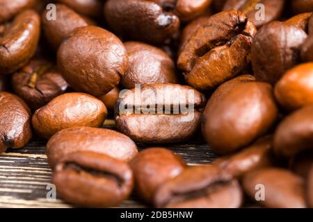 de magnifiques grains de café torréfiés, des grains entiers pour préparer des boissons, contiennent de la caféine Banque D'Images