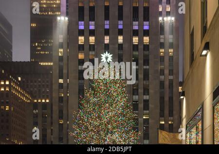 Impressionnant arbre de Noël New York Manhattan au Rockefeller Center. Gratte-ciel en arrière-plan. New York, États-Unis Banque D'Images