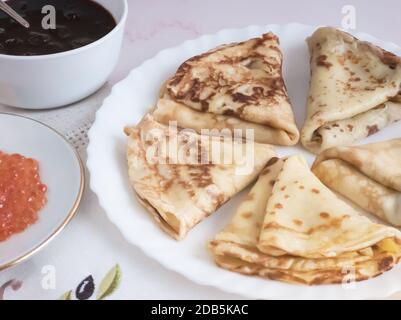 Plat festif pour les vacances russes traditionnelles Maslenitsa-crêpes avec caviar rouge, confiture sur la table. Espace de copie Banque D'Images