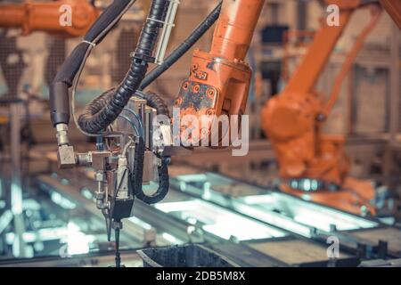 bras robotisé pour la production automatisée de composants pour l'industrie automobile. Banque D'Images