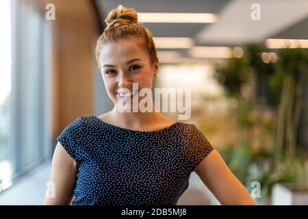 Portrait d'une jeune femme d'affaires dans un bureau moderne Banque D'Images