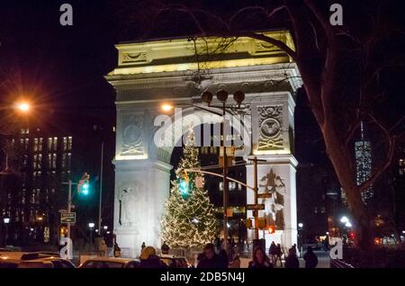 Washington Square Arch à NYC Manhattan la nuit décorée avec un arbre de Noël en face. New York, États-Unis Banque D'Images
