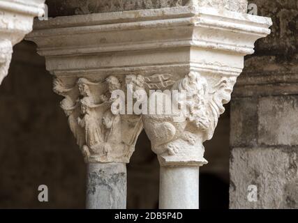 Chapiteaux romans des colonnes dans le cloître de l'abbaye de Montmajour, près de Arles, France Banque D'Images