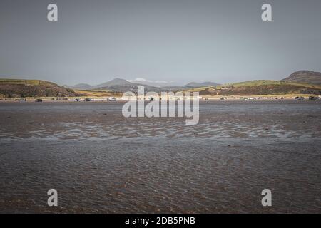 Plage de Black Rock Sands à marée basse, en direction du parc national de Snowdonia, dans le nord du pays de Galles, au Royaume-Uni Banque D'Images